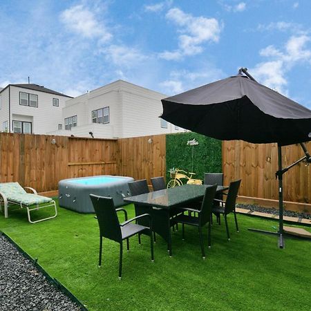 Blissful Getaway Home With Hot Tub & Backyard Near Downtown Хюстън Екстериор снимка