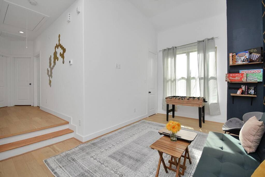 Blissful Getaway Home With Hot Tub & Backyard Near Downtown Хюстън Екстериор снимка