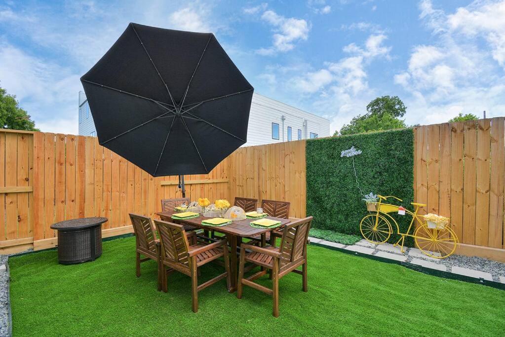 Blissful Getaway Home With Hot Tub & Backyard Near Downtown Хюстън Екстериор снимка