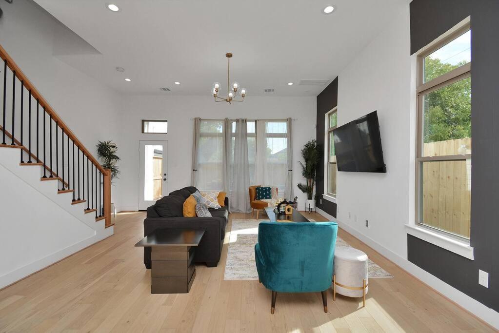 Blissful Getaway Home With Hot Tub & Backyard Near Downtown Хюстън Екстериор снимка