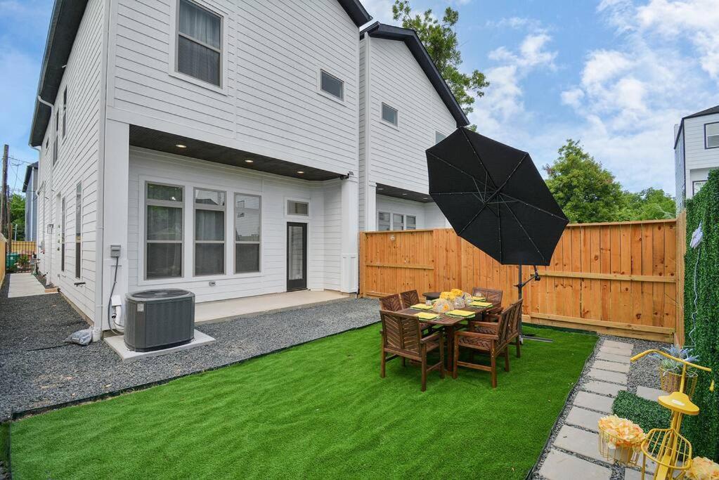 Blissful Getaway Home With Hot Tub & Backyard Near Downtown Хюстън Екстериор снимка
