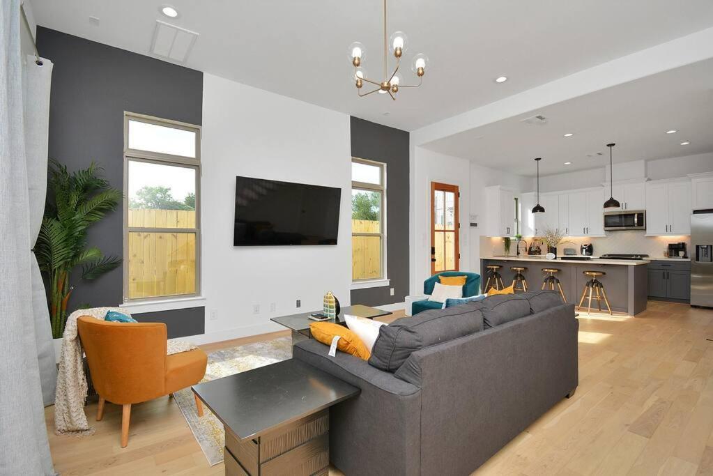 Blissful Getaway Home With Hot Tub & Backyard Near Downtown Хюстън Екстериор снимка
