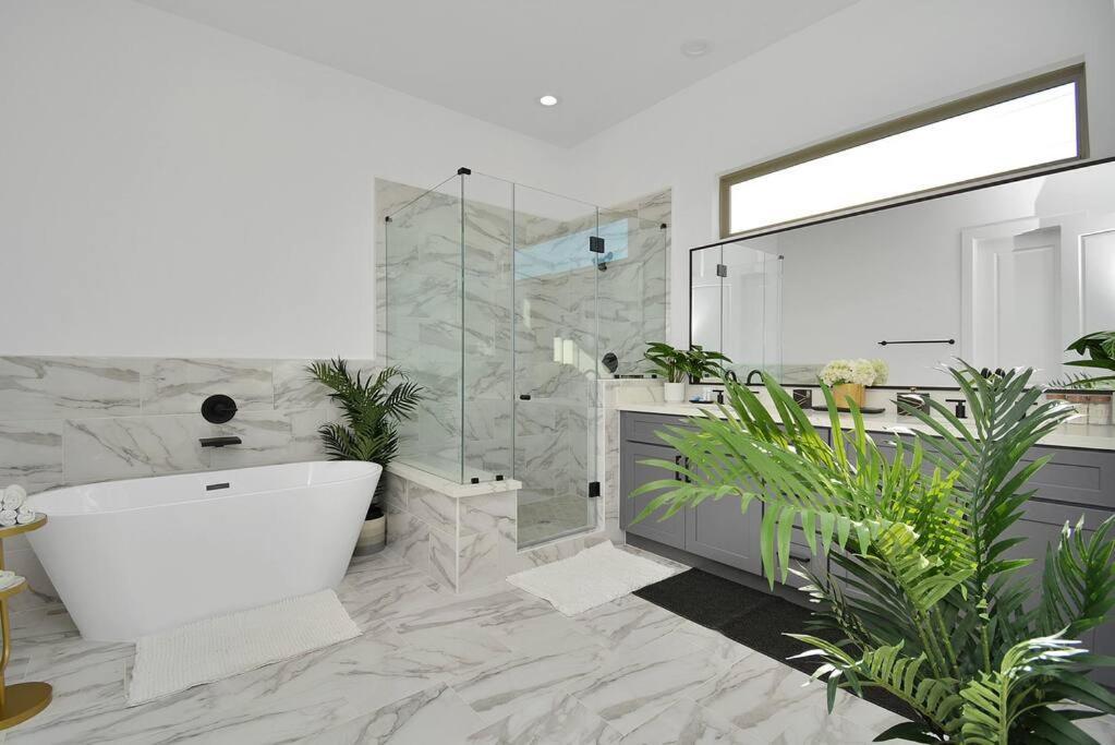 Blissful Getaway Home With Hot Tub & Backyard Near Downtown Хюстън Екстериор снимка