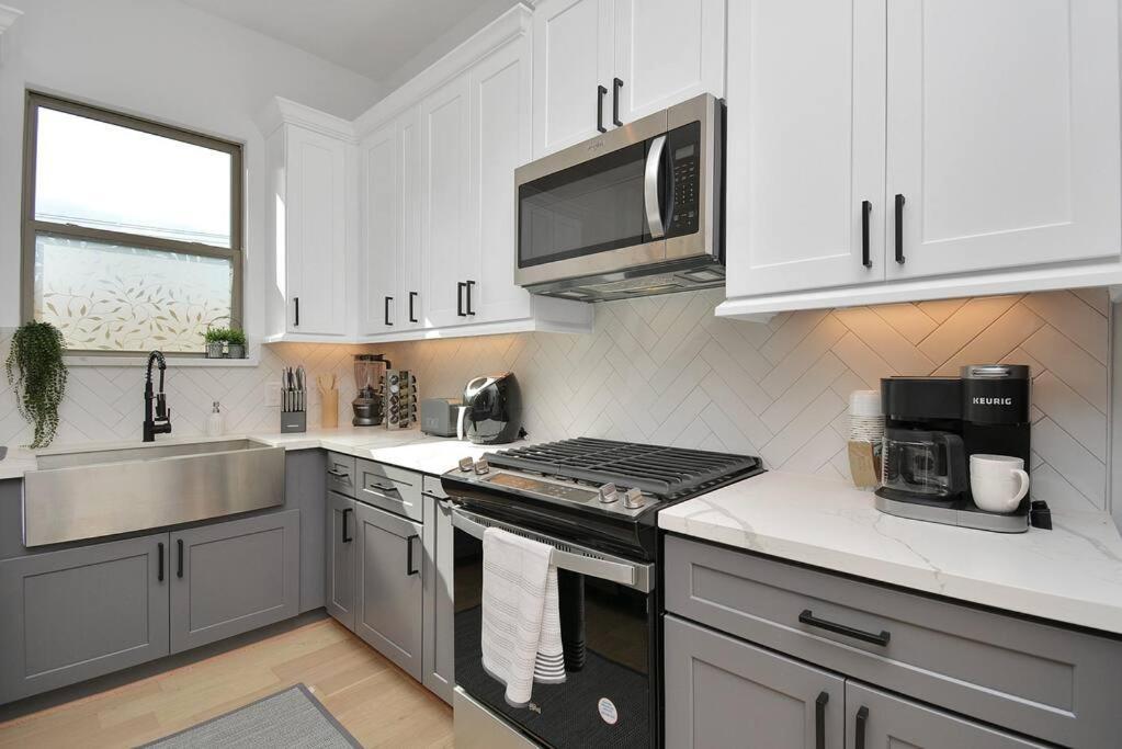 Blissful Getaway Home With Hot Tub & Backyard Near Downtown Хюстън Екстериор снимка