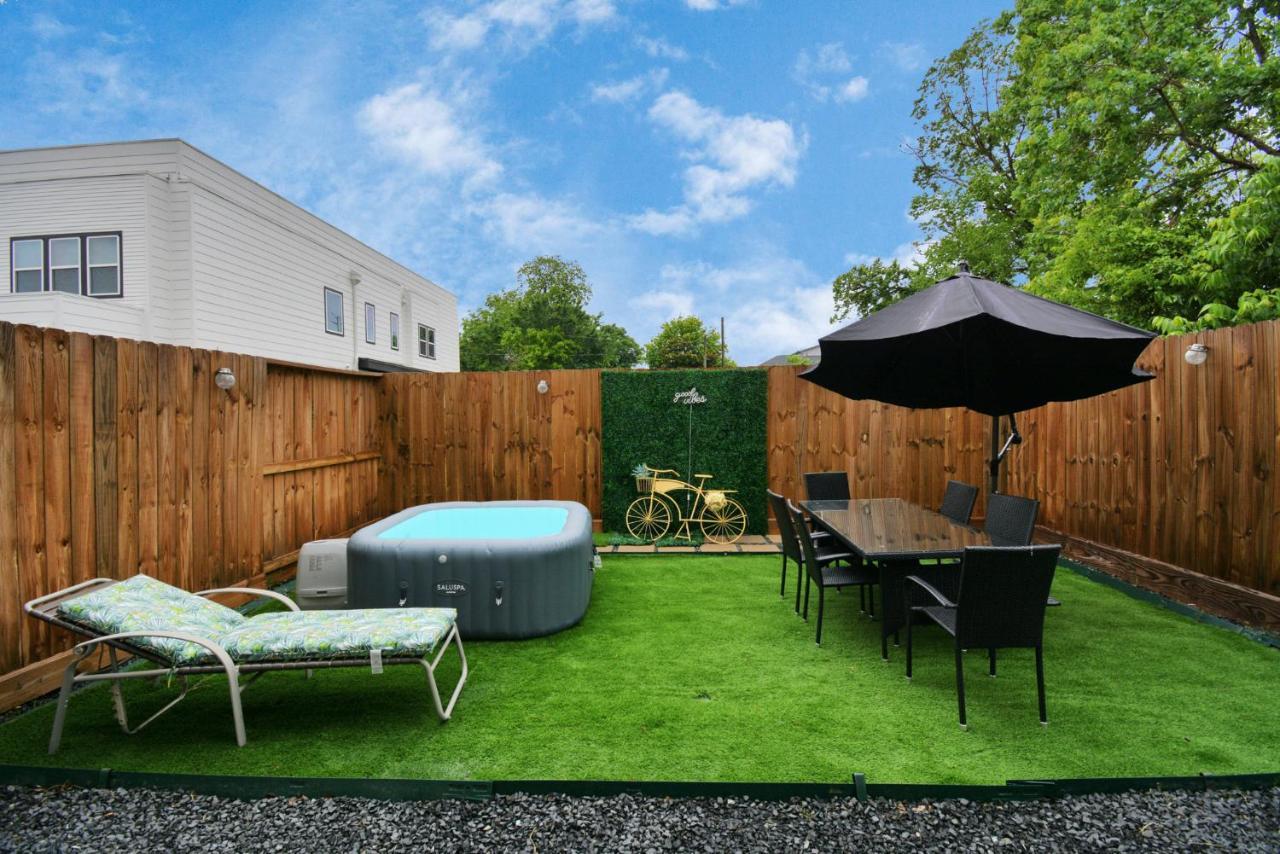 Blissful Getaway Home With Hot Tub & Backyard Near Downtown Хюстън Екстериор снимка