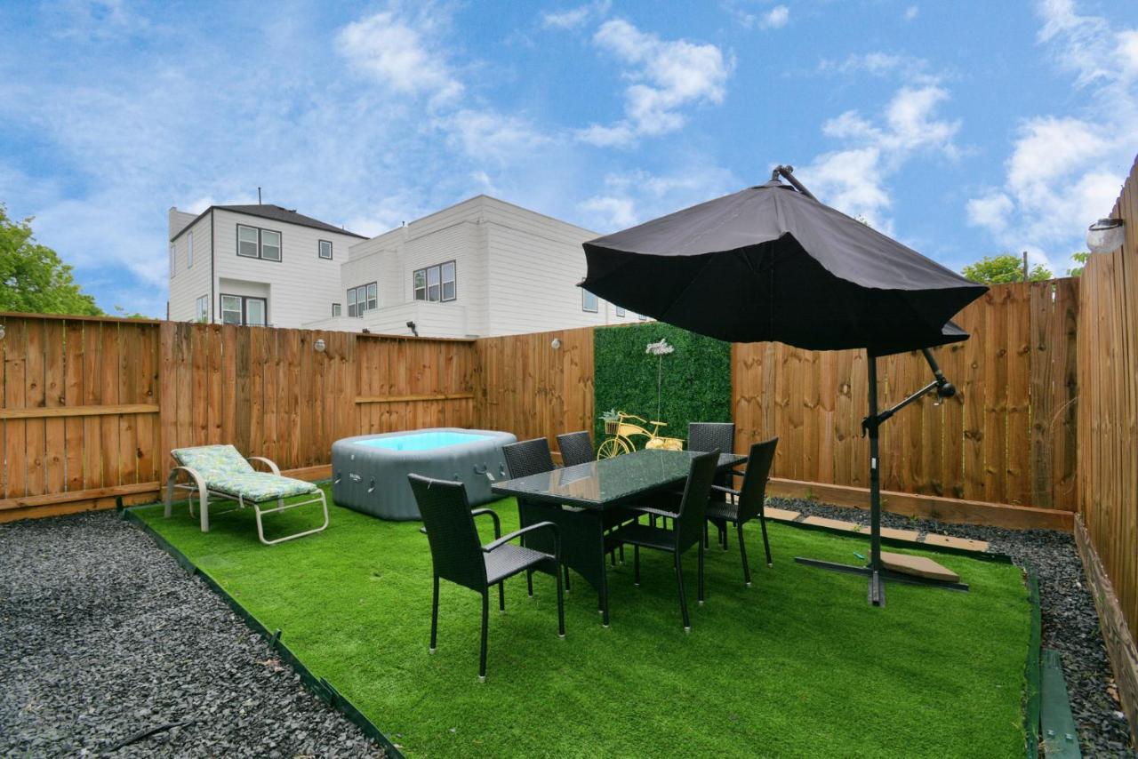 Blissful Getaway Home With Hot Tub & Backyard Near Downtown Хюстън Екстериор снимка